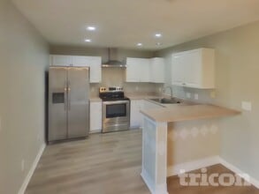 1648 Harbor Oaks Dr in Tarpon Springs, FL - Building Photo - Building Photo