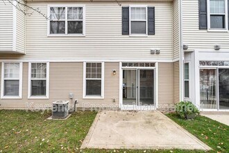 102 Kingston Terrace Ct in St. Charles, MO - Building Photo - Building Photo