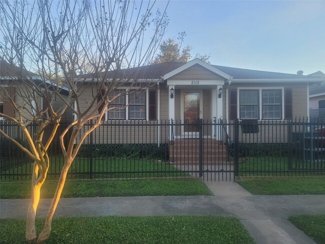 2115 Avenue O, Unit C in Galveston, TX - Building Photo - Building Photo