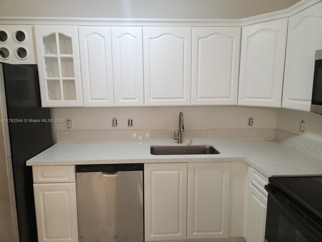 7570 NW 176th Terrace in Hialeah, FL - Building Photo - Building Photo