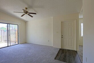 5274 Cedarbend Dr in Ft. Myers, FL - Foto de edificio - Building Photo