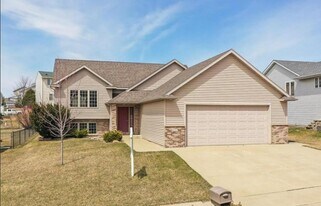 6251 Fairway Dr NW in Rochester, MN - Building Photo