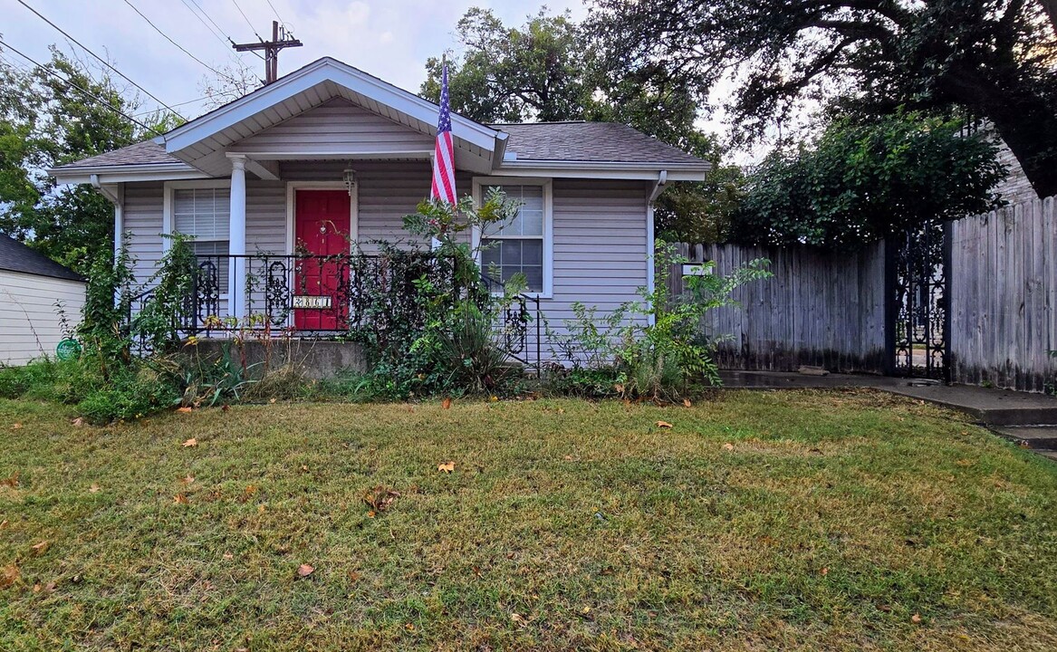 2861 W Devitt St in Fort Worth, TX - Building Photo