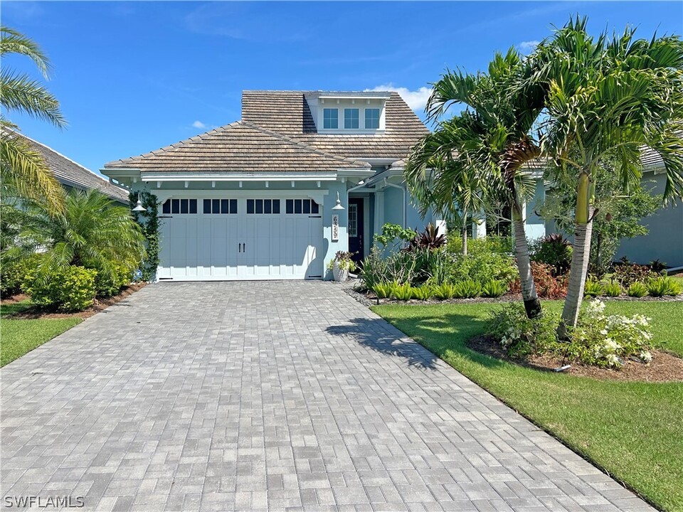 6359 Antigua Way in Naples, FL - Building Photo