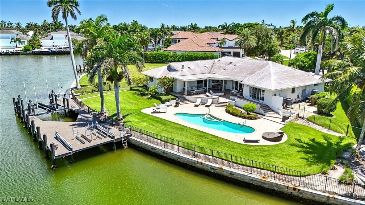 205 Springline Dr in Naples, FL - Building Photo