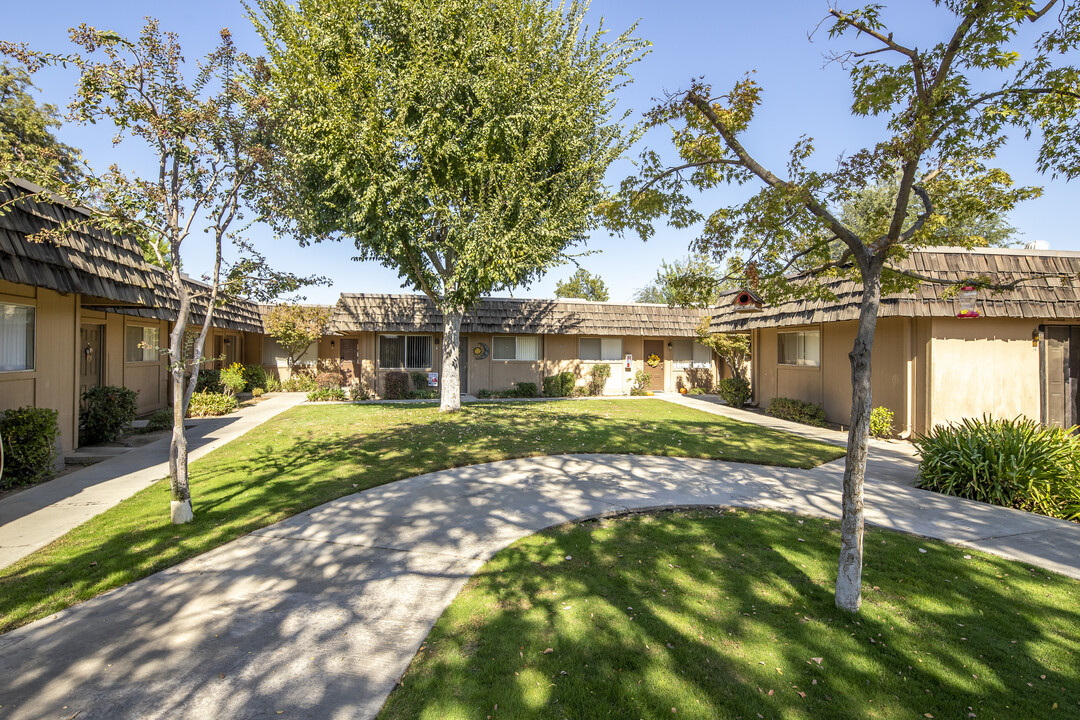 Crystal Court Apartments in Fresno, CA - Building Photo