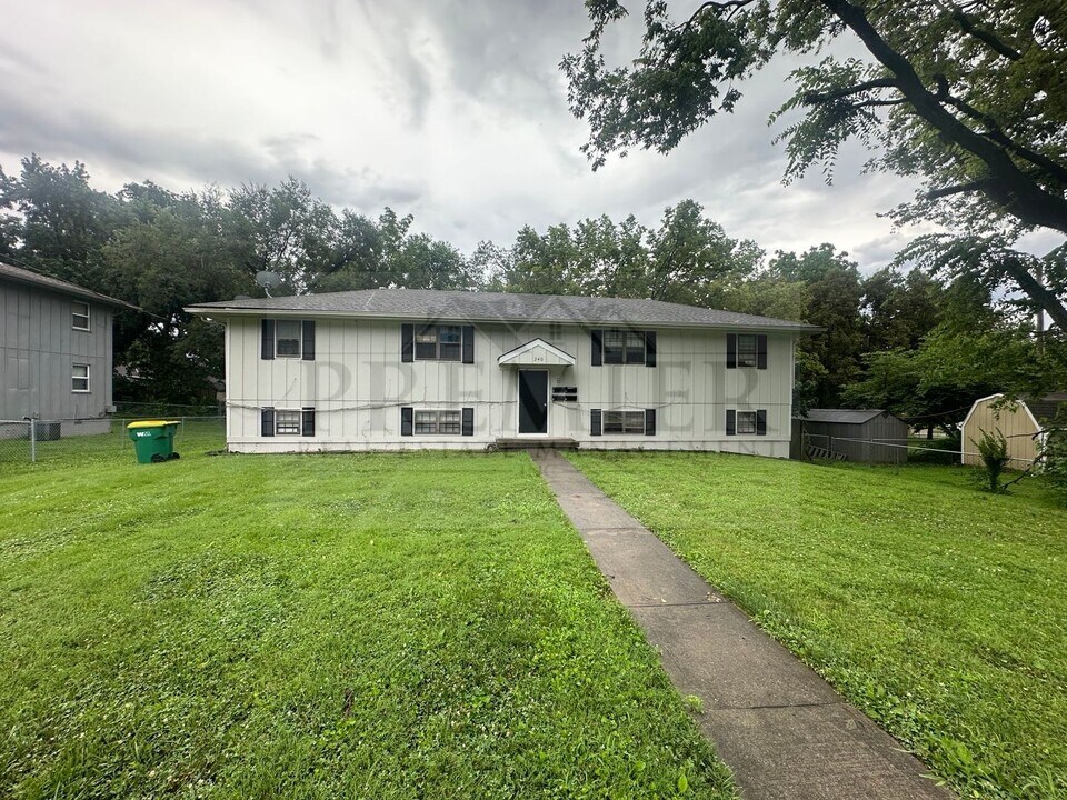 240 W Kump Ave in Bonner Springs, KS - Building Photo