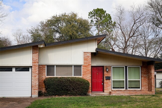9506 Carousel Ln in Houston, TX - Building Photo - Building Photo