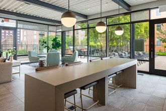 1717 Apartments in Evanston, IL - Foto de edificio - Building Photo