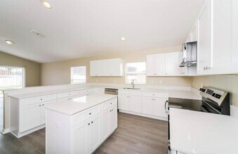 10456 Clarion St in Spring Hill, FL - Building Photo - Building Photo