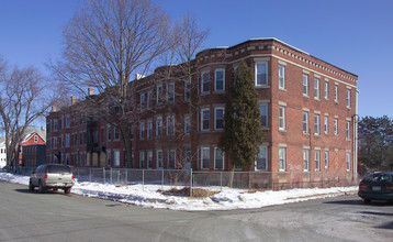 18-22 Saint Jerome Ave in Holyoke, MA - Foto de edificio - Building Photo