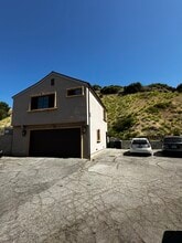 8532 Vine Valley Dr in Sun Valley, CA - Foto de edificio - Building Photo