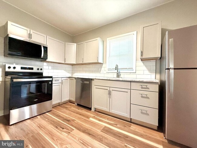 property at 32 Jenkins Pl