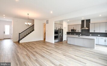 18200 Moss Gdn Rd in Dumfries, VA - Building Photo - Building Photo