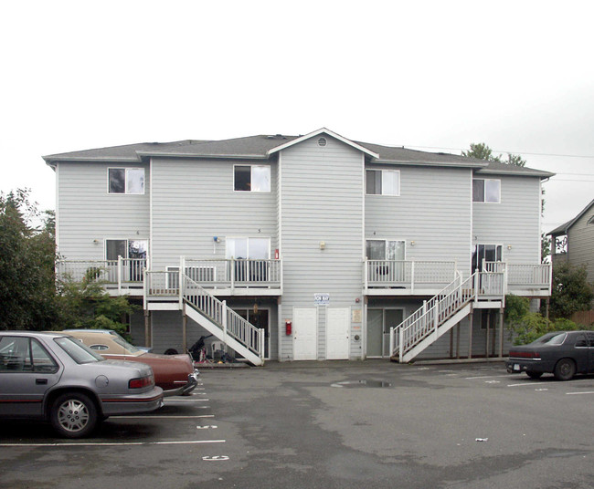 1129 W Casino Rd in Everett, WA - Building Photo - Building Photo