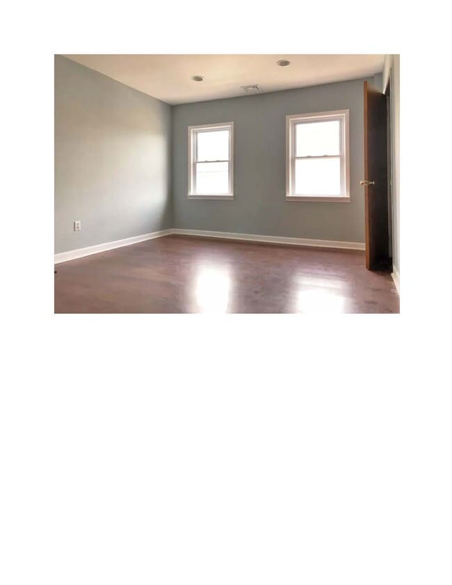 212 Port Ave, Unit First Floor Floor in Elizabeth, NJ - Foto de edificio - Building Photo