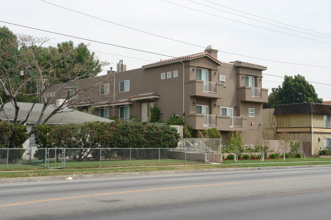 13839 Victory Blvd in Van Nuys, CA - Building Photo