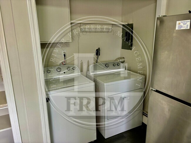 64 Walnut St-Unit -Unit 2 in Tiverton, RI - Building Photo - Building Photo