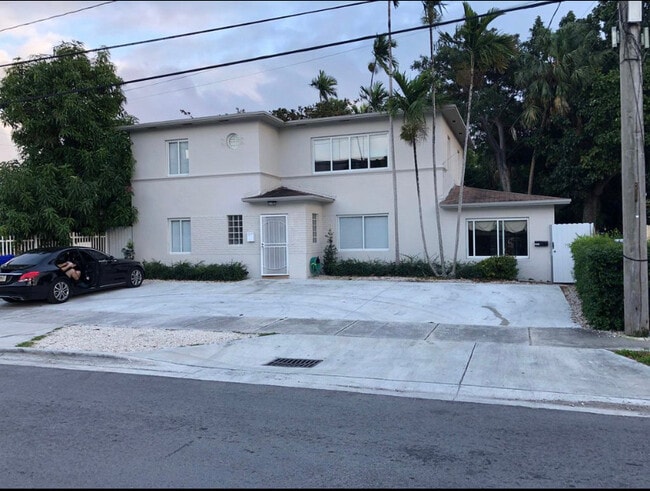 2520 SW 3rd St, Unit Efficiency in Miami, FL - Building Photo - Building Photo