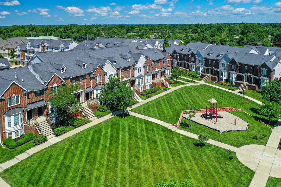 Brownstones in Novi, MI - Foto de edificio