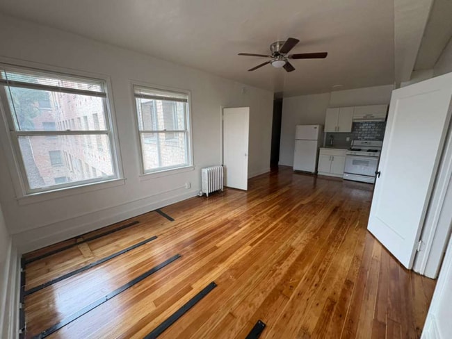 318 S Kingsley Dr, Unit 303 in Los Angeles, CA - Building Photo - Building Photo