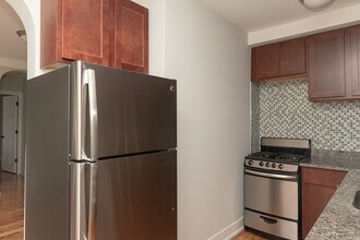 559 W Arlington Pl, Unit J03P in Chicago, IL - Building Photo - Building Photo