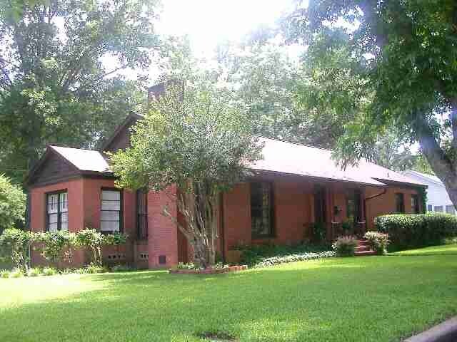 property at 811 El Paso St