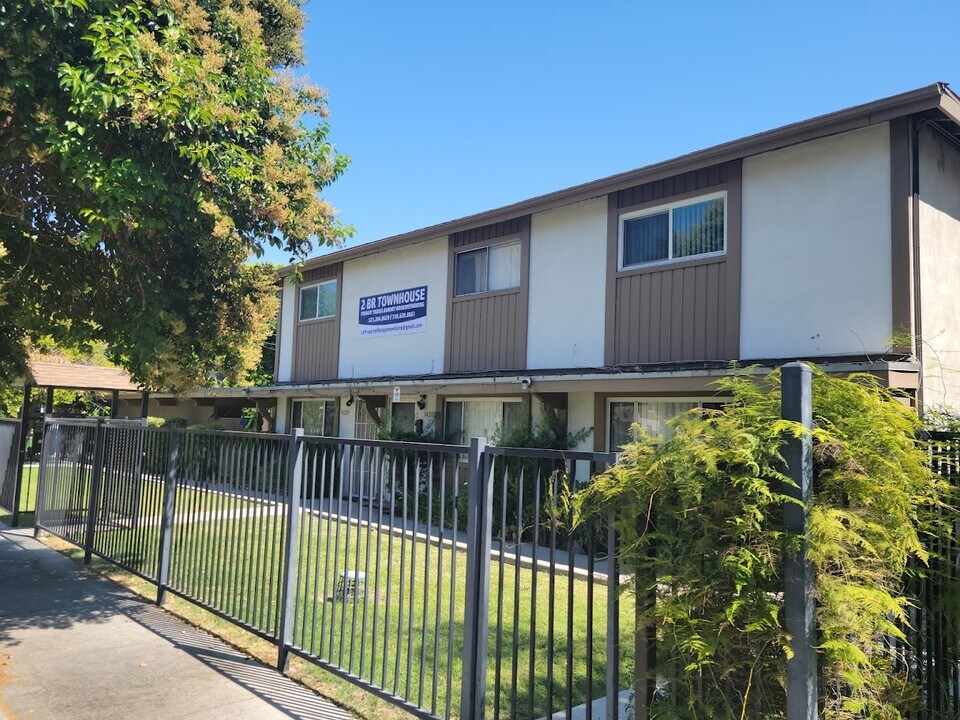 14204 Burbank Blvd in Sherman Oaks, CA - Building Photo