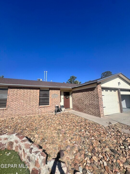 701 Porras Dr in El Paso, TX - Building Photo