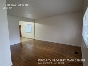 1218 Oak View Dr in Grants Pass, OR - Building Photo - Building Photo