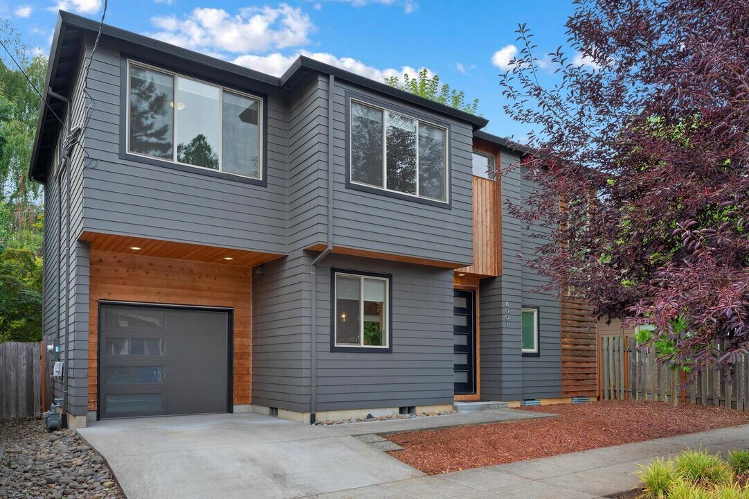 8001 SE Cesar Estrada Chavez Blvd in Portland, OR - Building Photo