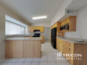 5212 N 69th Ave in Glendale, AZ - Foto de edificio - Building Photo