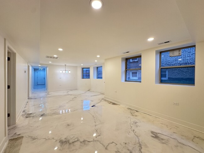 2537 N Kildare Ave, Unit G05C