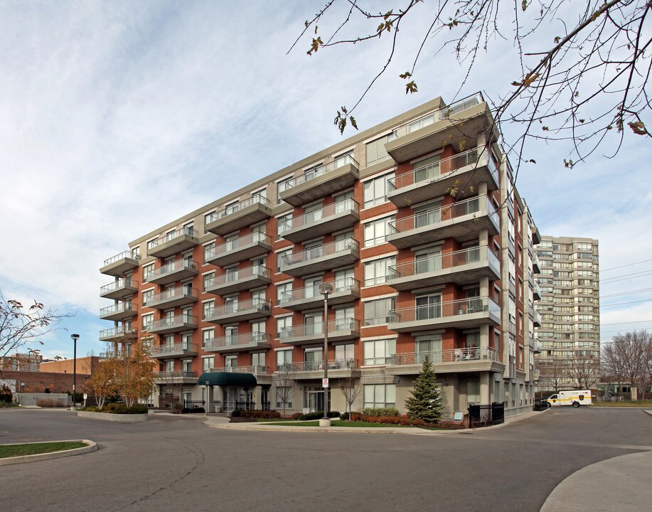 777 Steeles Ave W in Toronto, ON - Building Photo