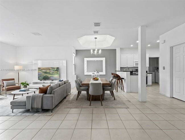 11186 NW 73rd Terrace in Doral, FL - Building Photo - Building Photo