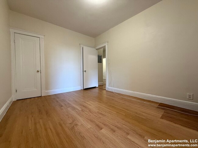 1810 Commonwealth Ave, Unit 1 in Boston, MA - Foto de edificio - Building Photo