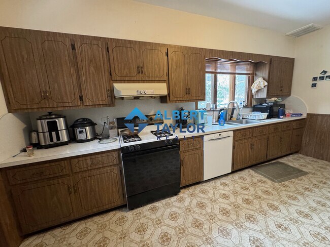 1 Woodstock Ave, Unit 1