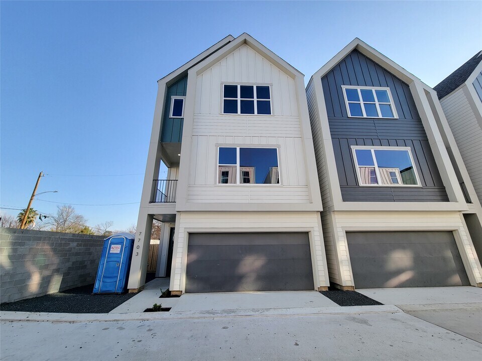 7703 Earl Rudder Wy in Houston, TX - Building Photo