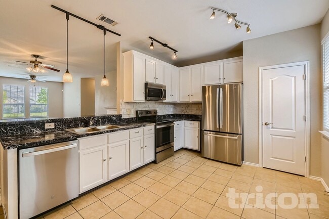 103 Hollow Tree Dr in Red Oak, TX - Foto de edificio - Building Photo