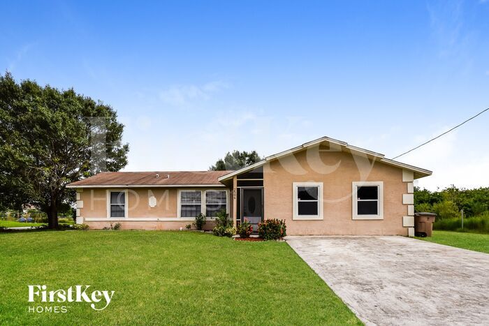 2506 18th St SW in Lehigh Acres, FL - Building Photo