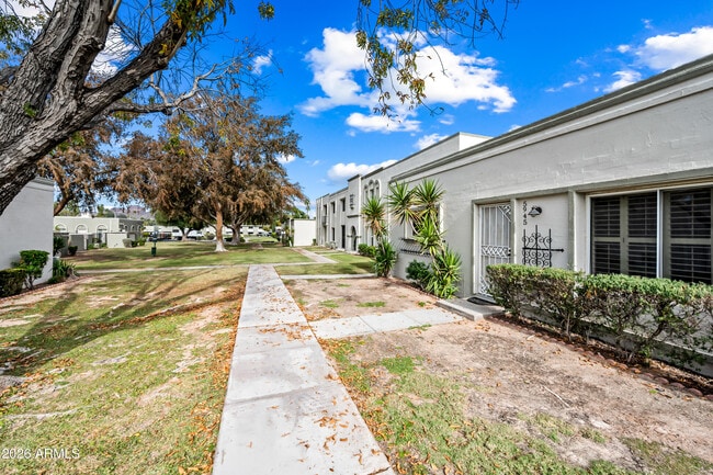 5945 E Thomas Rd in Scottsdale, AZ - Building Photo - Building Photo