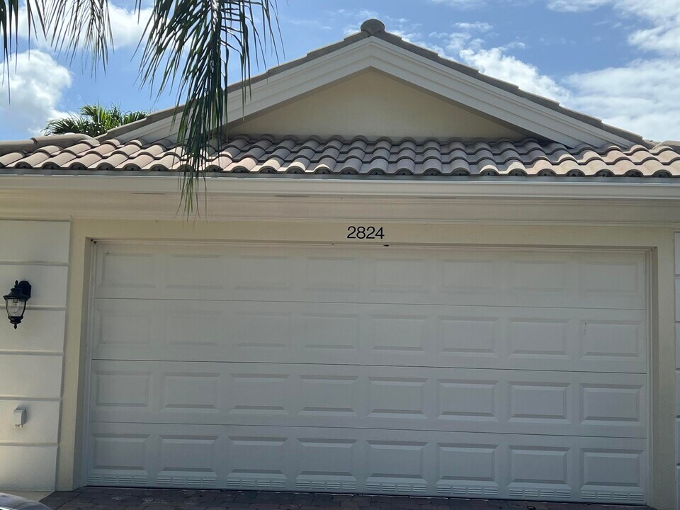 2824 Rio Claro Dr N in Wellington, FL - Building Photo