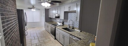 2204 Oakdale Dr in Valdosta, GA - Building Photo - Building Photo