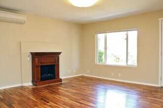 4216 NE Simpson St in Portland, OR - Foto de edificio - Building Photo