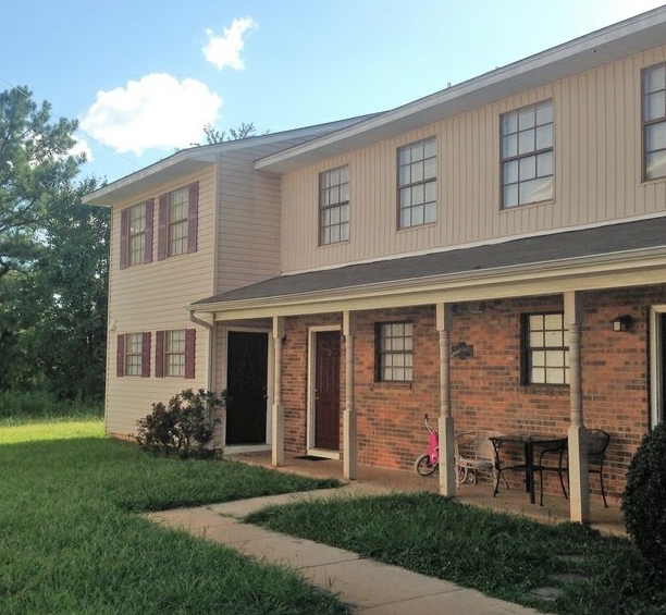 Colonial Gardens in Tuscumbia, AL - Building Photo