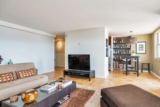 6040 JFK Blvd E in West New York, NJ - Building Photo - Building Photo