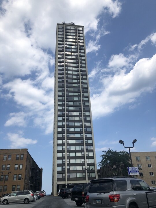 7447 S South Shore Dr in Chicago, IL - Building Photo