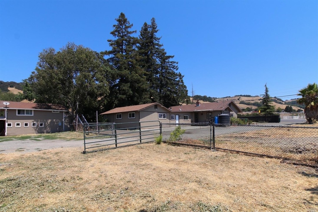 5465 Petaluma Hill Rd in Santa Rosa, CA - Building Photo