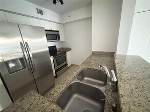 15460 SW 284th St in Homestead, FL - Foto de edificio - Building Photo