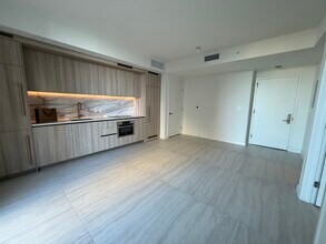 77 SE 5th St, Unit 2015 in Miami, FL - Foto de edificio - Building Photo